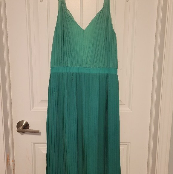 Pleated green dress - Picture 3 of 6